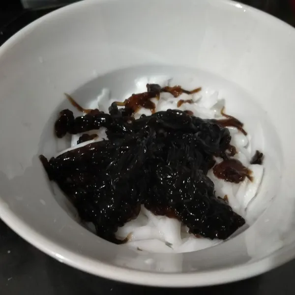 Lalu serut cincau dengan parutan keju di atas irisan kelapa muda.