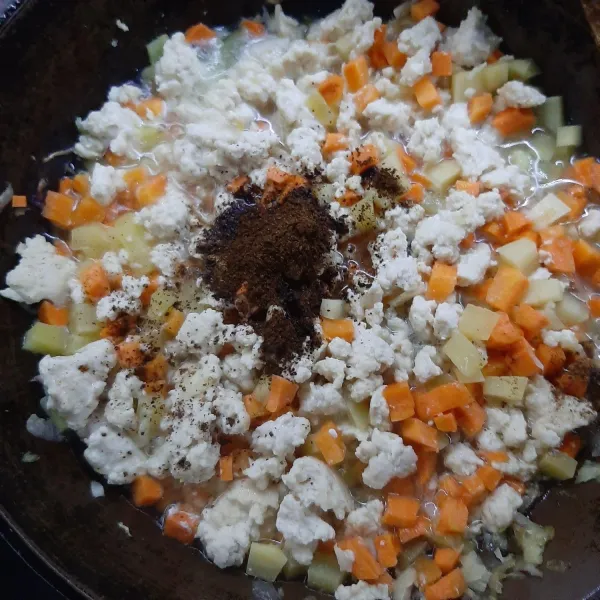 Masukkan wortel, dan kentang masak hingga layu, tambahkan bumbu bumbu bubuk, garam, dan sedikit air aduk hingga rata dan matang.