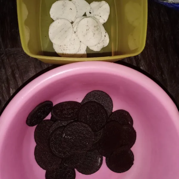 Pisahkan krim oreo.