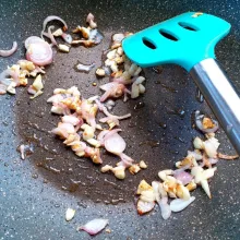 Tumis bawang merah dan bawang putih hingga layu dan wangi.