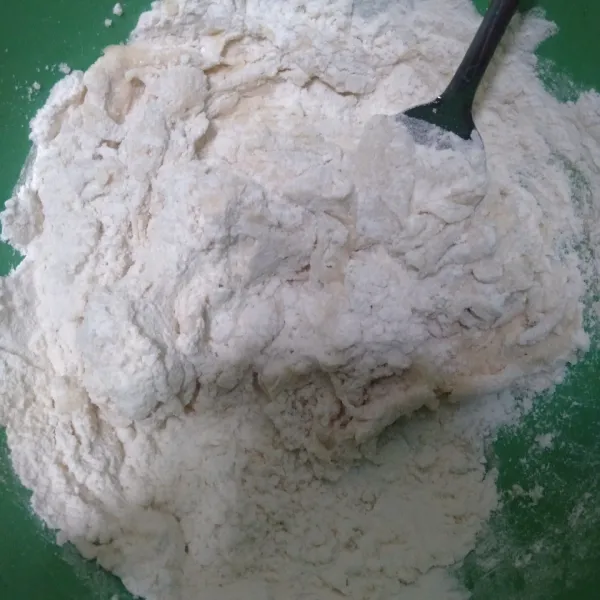 Campurkan bahan kering dan bahan basah.