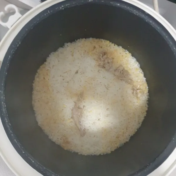 Masak nasi seperti biasa dan aduk nasi.