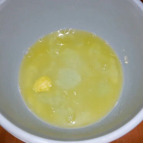 Mixer putih telur dan sp dengan kecepatan rendah.