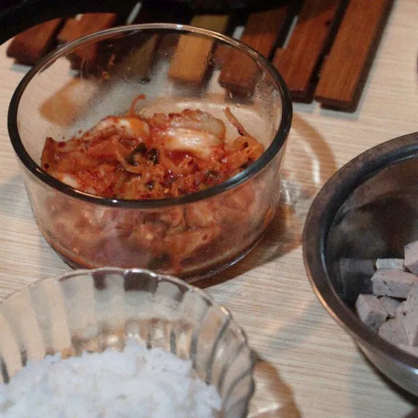 Siapkan kimchi, nasi dan bacon/sosis.