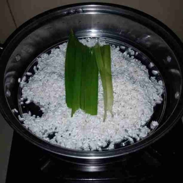Kukus beras ketan dan daun pandan selama 15 menit. Angkat kemudian campurkan dengan santan dan garam. Aduk hingga tercampur rata. Diamkan selama 10 menit atau hingga meresap.