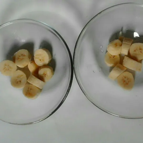 Potong buah pisang sesuai selera.