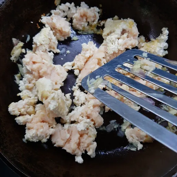 Tumis bawang merah dan bawang putih yang sudah dihaluskan hingga harum, masukkan ayam masak hingga ayam berubah warna.