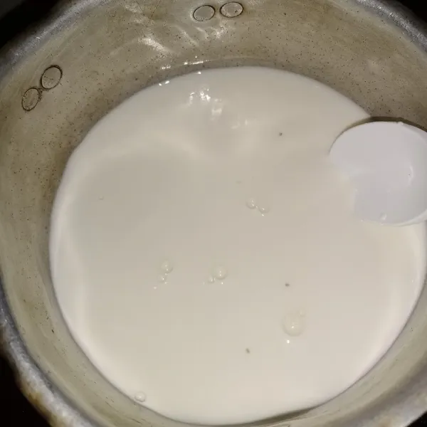 Panaskan susu cair, tepung maizena 2 sendok.