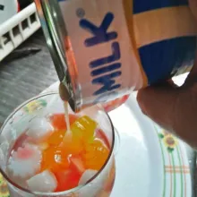 Masukkan susu kental manis dan air es, aduk rata.