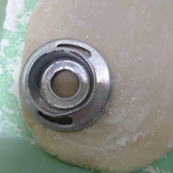 Cetak donat dengan cetakan donat.