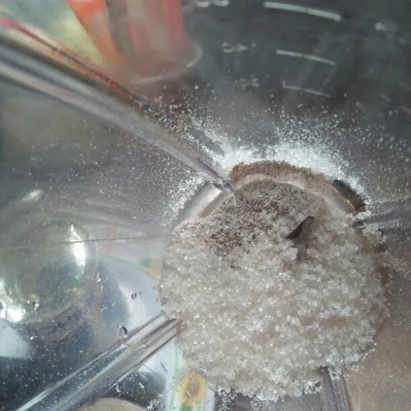 Masukkan cappucino bubuk, gula, susu kental manis, air es.
