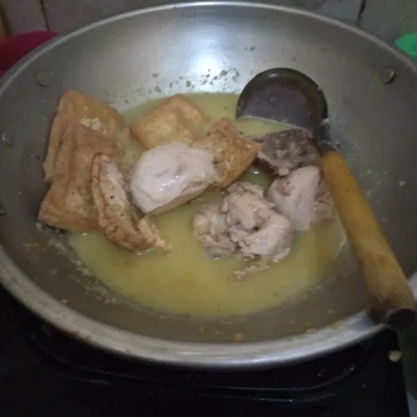 Masukkan ayam dan tahu.