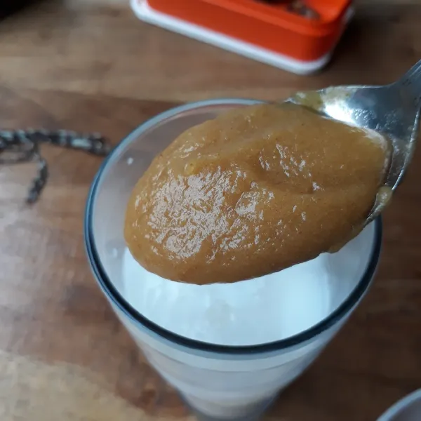 Tambahkan kurma yang sudah diblender. Sajikan.