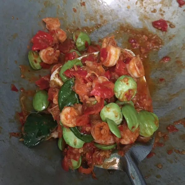 Tambahkan air. Biarkan mengental 1-2 menit. Matikan api. Pindahkan ke wadah saji dan santap bersama nasi hangat.