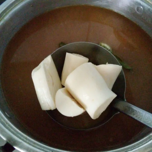 Kemudian saring gula Jawa kedalam panci, campurkan dengan santan cair, tambahkan daun pandan dan garam. Lalu didihkan. Masukkan singkong. Masak hingga singkong setengah empuk.