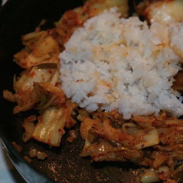 Masukan sosis, kimchi dan kuah kimchi, tumis sampai harum, lalu masukkan nasi.