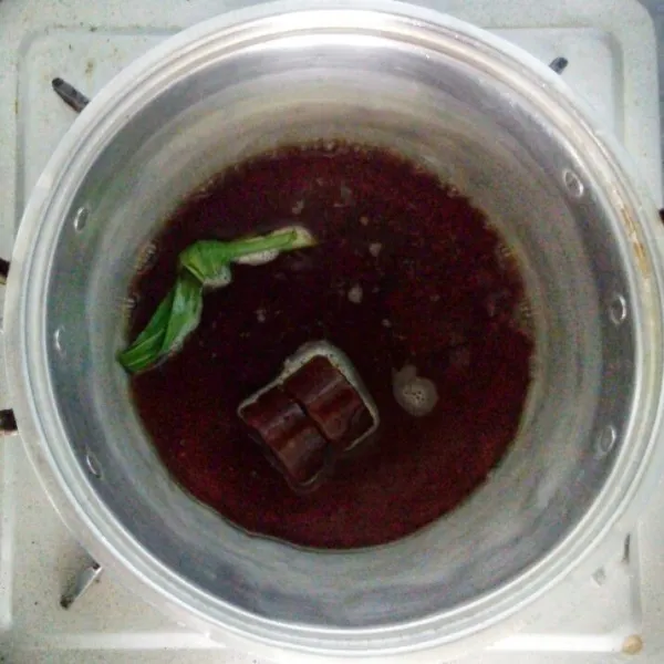 Didihkan air, masukkan gula Jawa dan 1 lembar daun pandan. Masak hingga gula larut.
