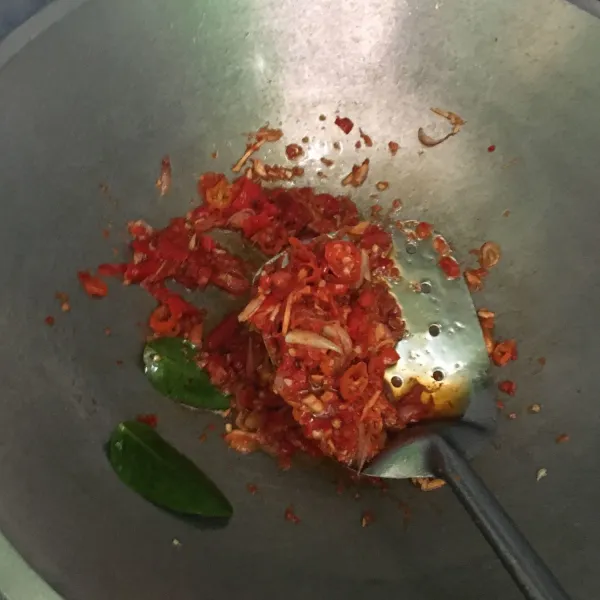 Panaskan minyak goreng. Tumis bawang merah dan bawang putih hingga harum. Lalu tambahkan cabai rawit merah, daun jeruk dan bumbu halus. Tumis hingga harum sambil terus diaduk.
