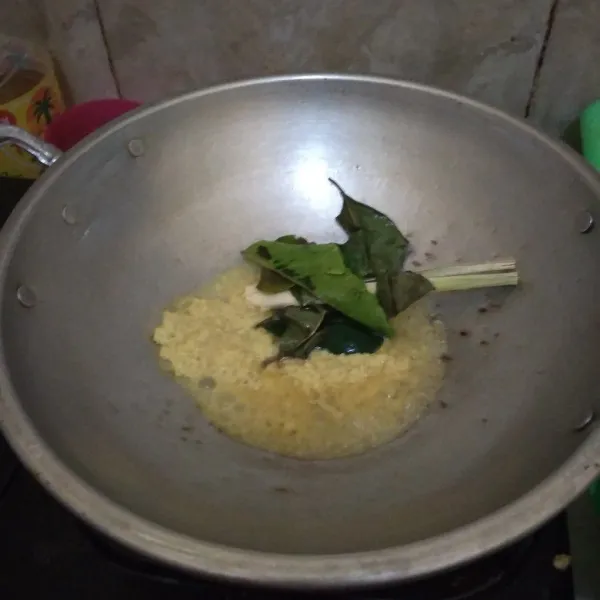 Blender bumbu halus. Kemudian tumis bumbu halus yang sudah diblender bersama daun salam, daun jeruk dan sereh geprek hingga harum dan matang.
