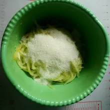 Masukkan gula pasir, aduk asal saja dan biarkan sampai gula larut sendiri sekitar 1 jam.