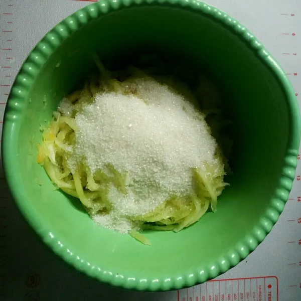 Masukkan gula pasir, aduk asal saja dan biarkan sampai gula larut sendiri sekitar 1 jam.