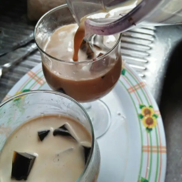 Masukkan cappucino ke dalam gelas cincau.