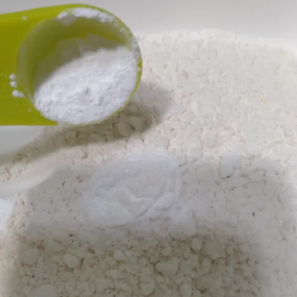 Campurkan bahan kering, tepung terigu dan baking powder.