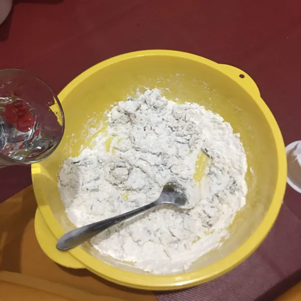 Tambahkan tepung tapioka dan tepung terigu. Beri air hangat sedikit demi sedikit sambil di uleni sampai kalis dan bisa di bentuk bulat.