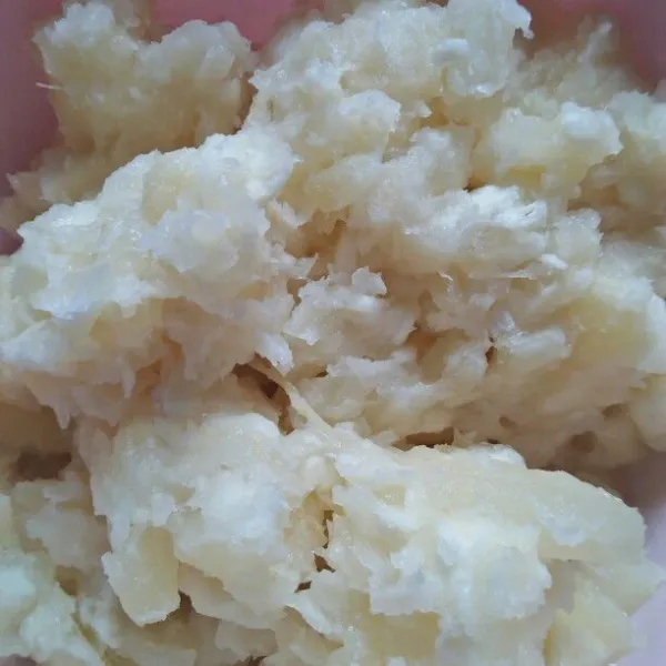 Rebus ubi, lalu tiriskan kemudian haluskan ubi rebus.