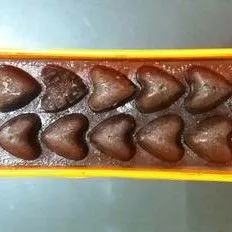 Setelah itu diseduh lalu dituang ke cetakan es dan bekukan.