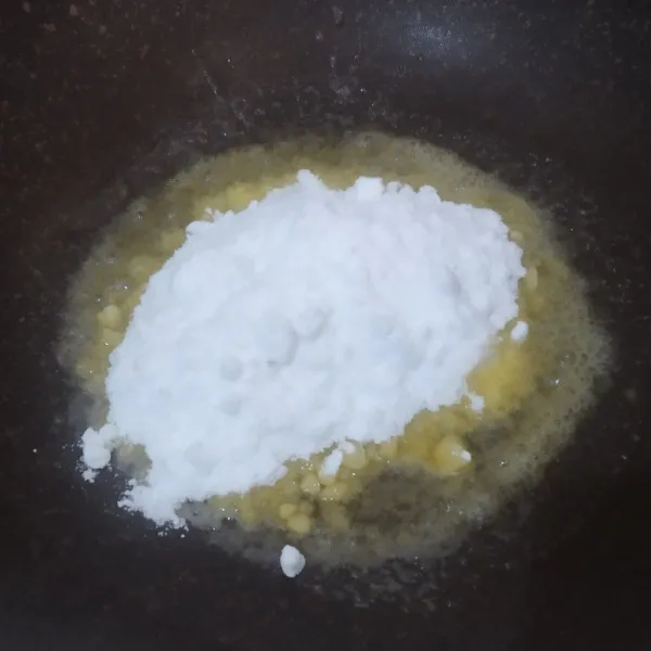 Panaskan kembali margarin dan gula (bahan 2) dengan api kecil, sampai gula larut.