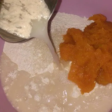 Dalam wadah besar masukkan terigu, gula, labu,dan air ragi, uleni sampai setengah kalis lalu masukkan mentega dan garam, uleni sampai kalis elastis kurang lebih 30 menit. Profing adonan sampai mengembang 2x lipat lalu kempiskan untuk mengeluarkan angin.