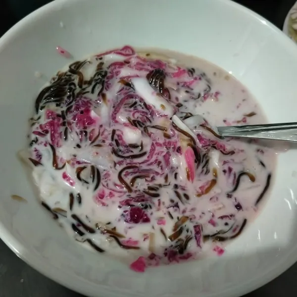 Di dalam gelas larutkan madu, air kelapa dan gula pasir. Aduk-aduk dengan sendok makan hingga gula larut. Lalu tuang ke dalam mangkuk. Tuang juga susu cair. Aduk rata.