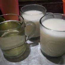Seduh gula pasir dengan 1 gelas air panas. Kocok sampai gula larut dan 2 gelas lagi seduh kental manis.
