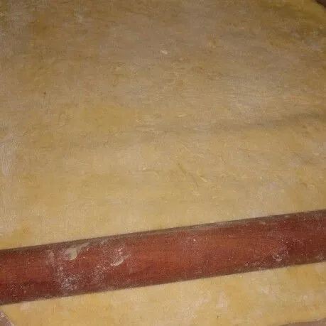 Taburi tipis terigu pada alas kerja, taruh adonan donat taburi dengan terigu lalu gilas menggunakan rolling pin sampai ketebalan yang diinginkan. Saya gilas sampai 1/2 cm.