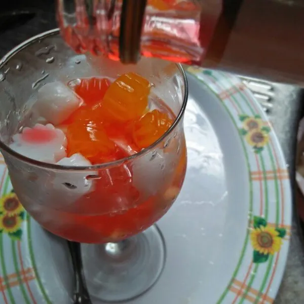 Masukkan sirup cocopandan.