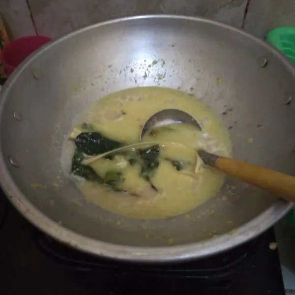 Tuang air, biarkan mendidih. Bumbui dengan garam dan kaldu bubuk.