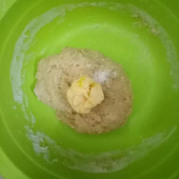 Campurkan semua bahan kering, kemudian tuangkan air sedikit demi sedikit kalau di rasa cukup langsung stop airnya, lalu uleni hingga 1/2 kalis, kemudian masukkan garam dan margarin.