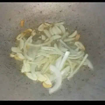 Tumis bawang putih dan bawang bombay sampai layu.