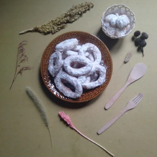 Taburi dengan gula, donat siap disajikan.