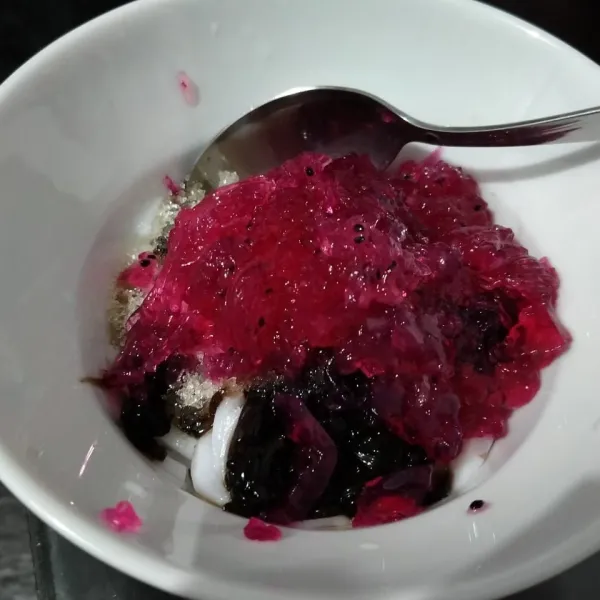 Hancurkan agar-agar merah, lalu letakkan di atas cincau.