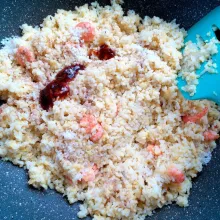 Masukkan bumbu perasa, aduk rata dan test rasanya. Sajikan.