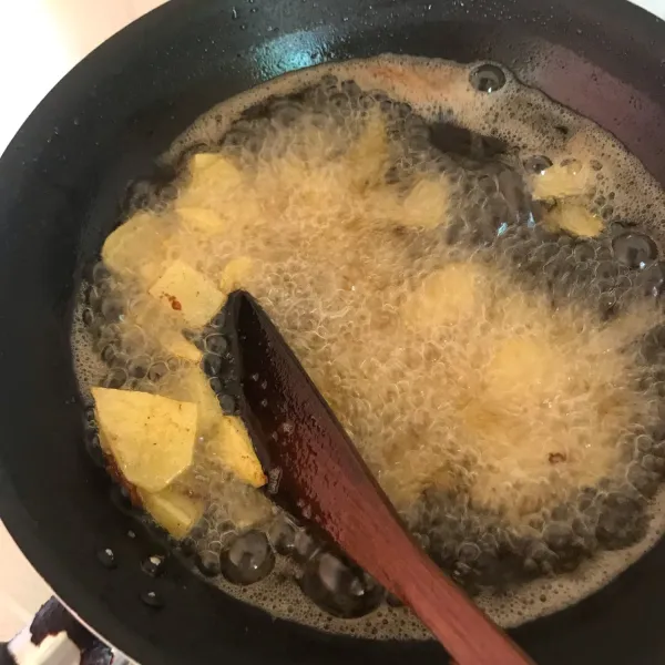 Goreng kentang sampai matang dan tiriskan dari minyak.