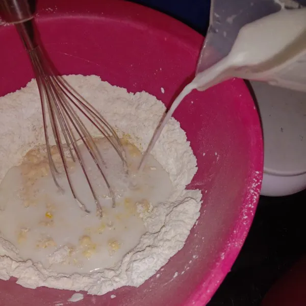 Tambahkan santan cair sedikit-sedikit sambil diaduk hingga merata.