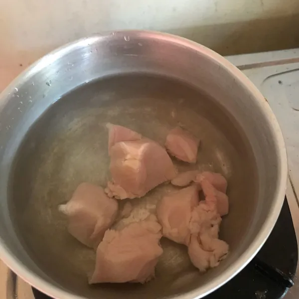 Rebus ayam setengah matang.