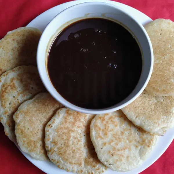 Sajikan dengan saus gula merah