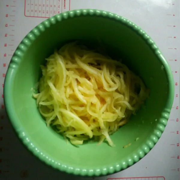 Belah blewah, bersihkan bijinya kemudian cuci. Kerok dagingnya.