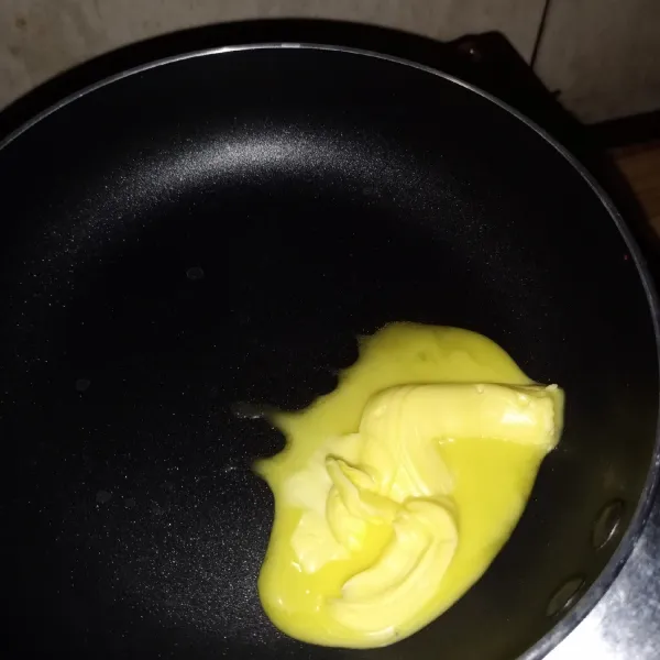 Panaskan margarin.