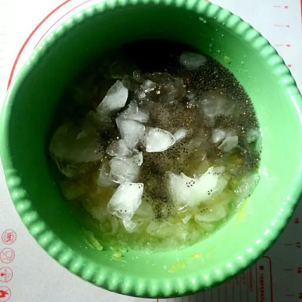 Campur blewah dengan chia seed dan es batu yang banyak, aduk-aduk dan biarkan es batu mencair.