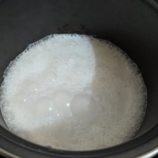 Buat saus santannya. Rebus santan dan garam sambil diaduk hingga mendidih, tambahkan maizena cair. Angkat, sisihkan.